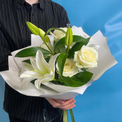 Букет из лилий и белых роз